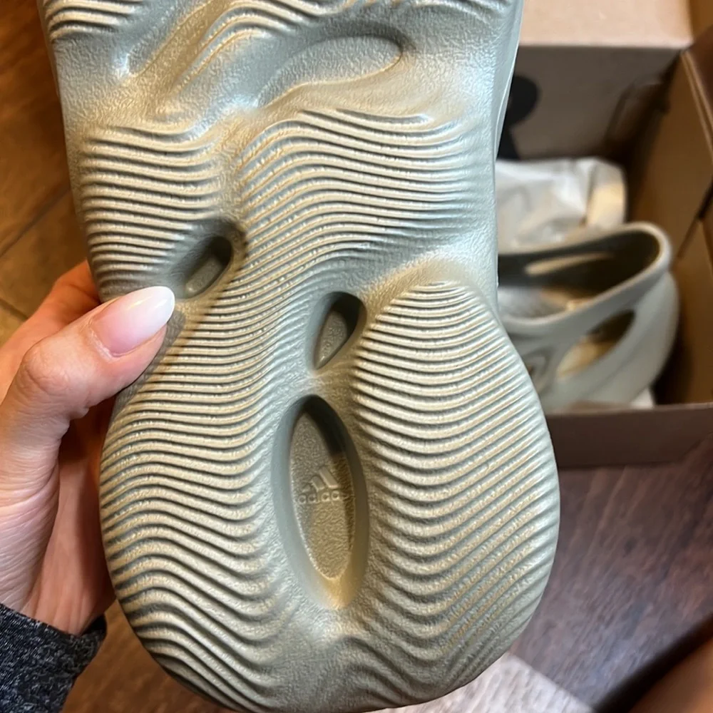 YEEZY RNR - Picture 2 of 6